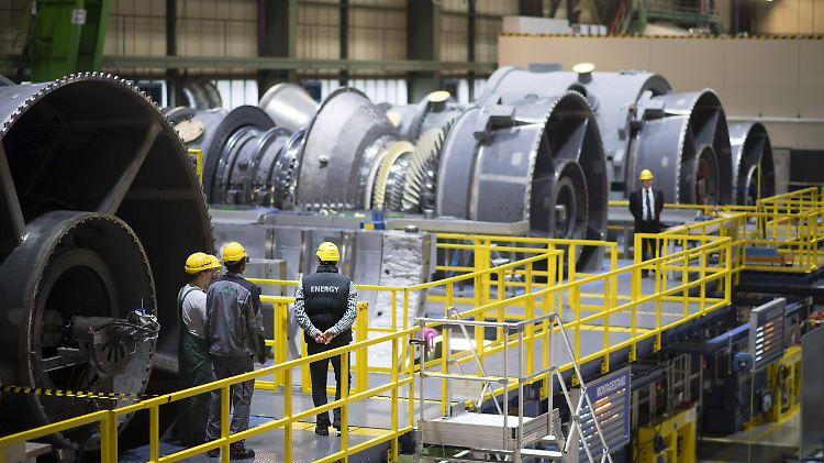 Gasturbinen im Siemens-Werk in Berlin. Die russische Turbine wartet in Mülheim auf den Weitertransport. 