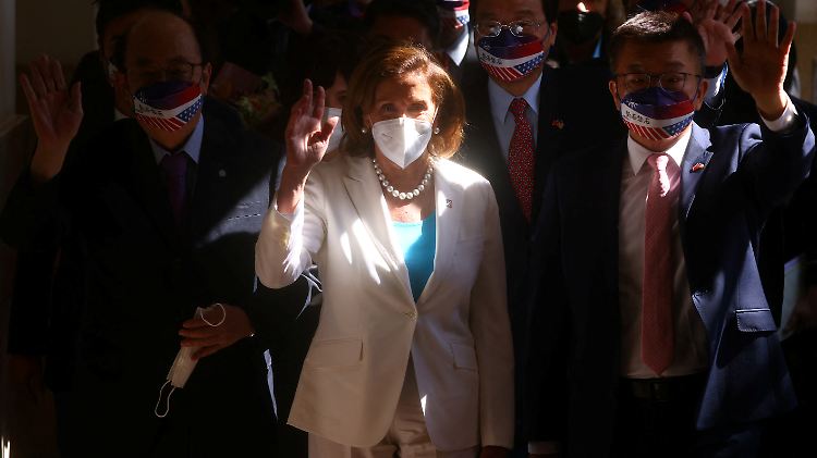 Pelosi auf dem Weg ins Parlament in Taipeh.
