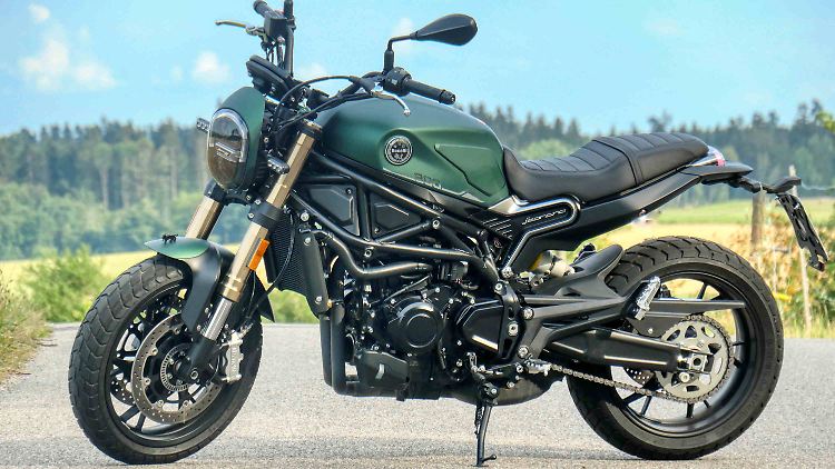 Kein Leichtgewicht: Die Benelli Leoncino 800 wiegt 222 Kilogramm.