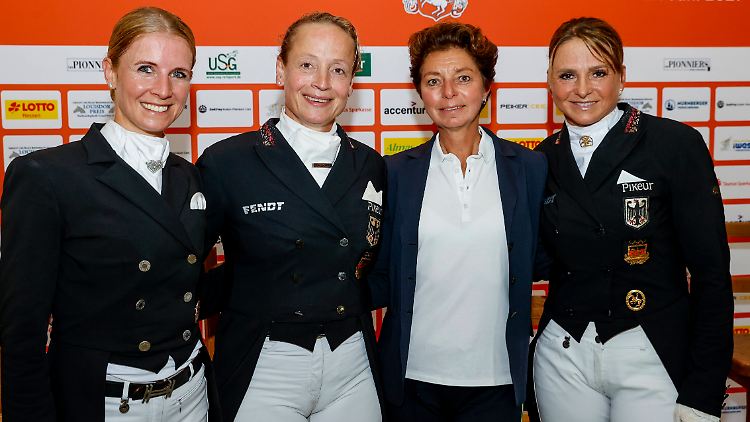 Monica Theodorescu (2.v.r.) ist ein zentraler Baustein der deutschen Dressur-Erfolge.