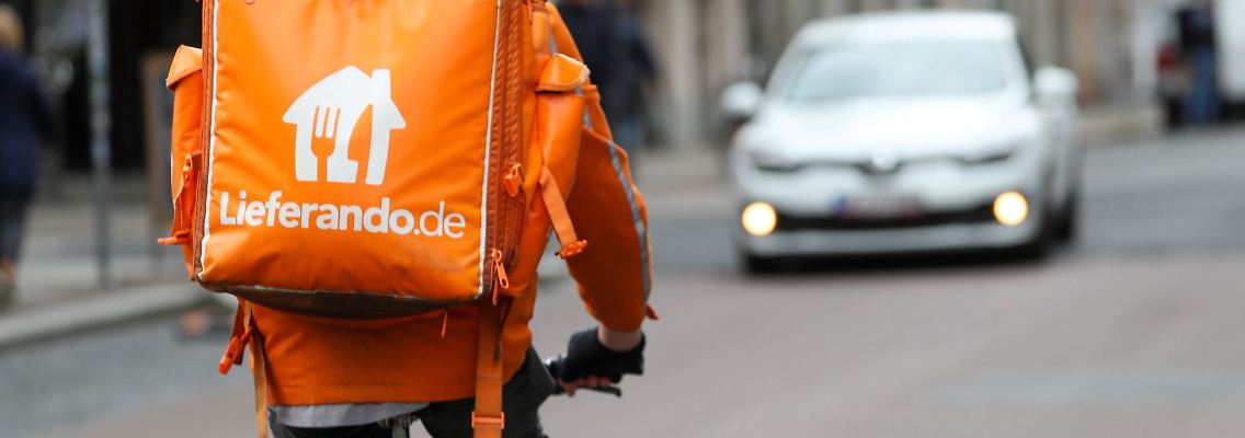 Ein Fahradbote vom Lieferdienst Lieferando.de fährt durch die Innenstadt von Leipzig.