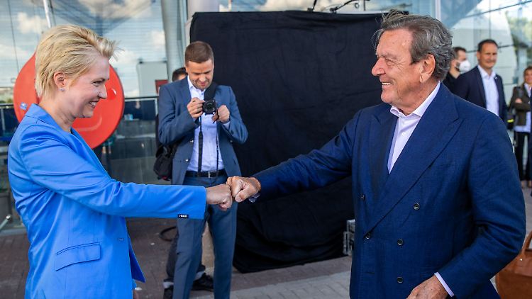 Schröder und Manuela Schwesig im Sommer 2021. Damals förderte auch Mecklenburg-Vorpommerns Ministerpräsidentin noch Nord Stream 2.