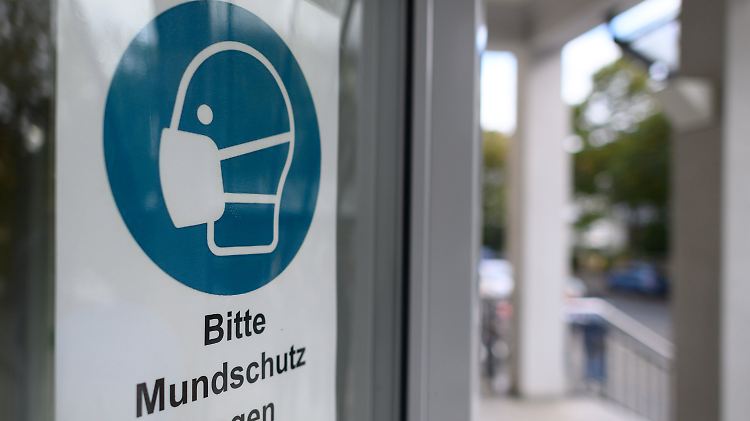Auch eine Maskenpflicht in Geschäften und Restaurants könnte zurückkommen.