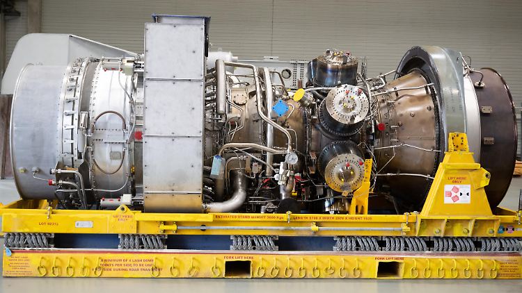 Die für Nord Stream 1 gewartete Turbine steht für den Weitertransport nach Russland bereit.