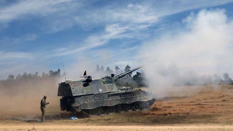 Die Panzerhaubitze ist das modernste Artilleriegeschütz der Bundeswehr mit einer Reichweite von 40 Kilometern.