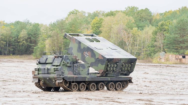 Die Abschussbatterien mit einer Kampfbeladung von 12 Raketen sind auf Kettenfahrzeuge montiert, die eine Geschwindigkeit von bis zu 50 km/h entwickeln können.