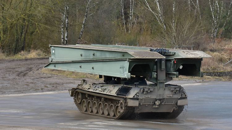 Mit dem Brückenlegepanzer "Biber" können Geländeeinschnitte, Schluchten oder Gewässer überwunden werden.