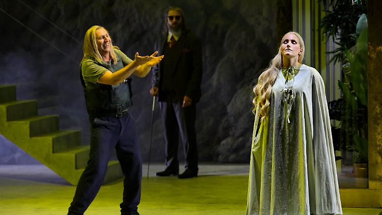 Musikalisch ist das Publikum befriedigt: Andreas Schlager wird für seine Siegfried-Intonierung ebenso gefeiert wie Daniela Köhler als Brünnhilde.