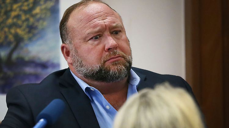 Angehörige von Sandy-Hook-Opfern verklagen Alex Jones auf Schadenersatz.