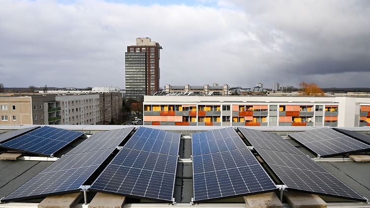 Sieht man eher selten: Solaranlagen auf dem Dach von Wohnungseigentümergemeinschaften.