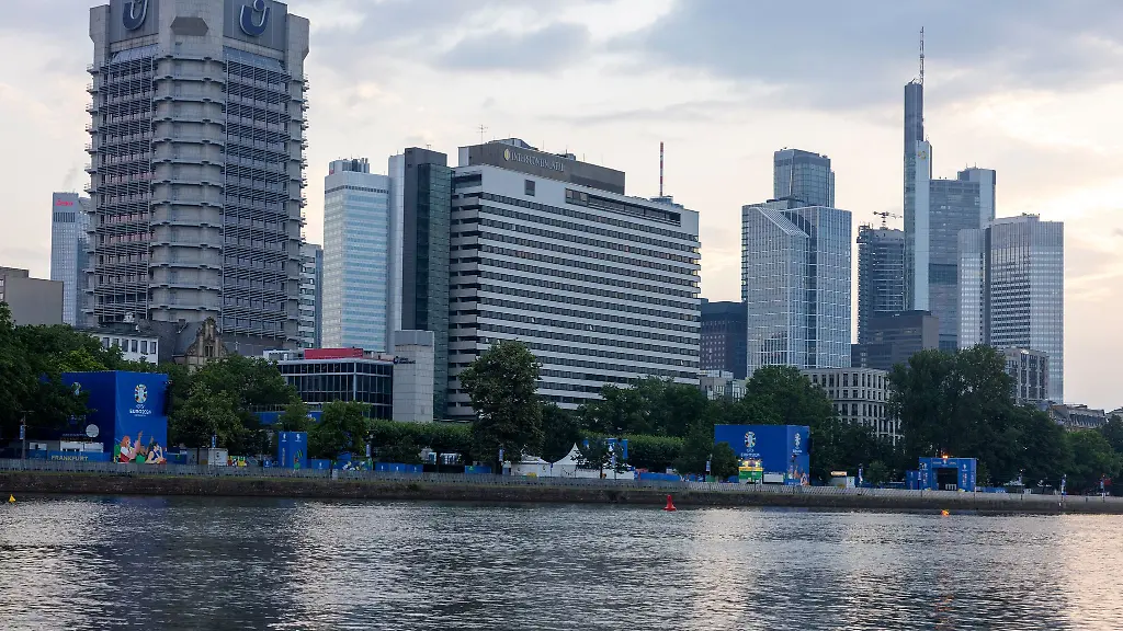 Die-Menschen-in-Hessen-koennen-sich-auf-hochsommerliche-Temperaturen-am-Dienstag-freuen
