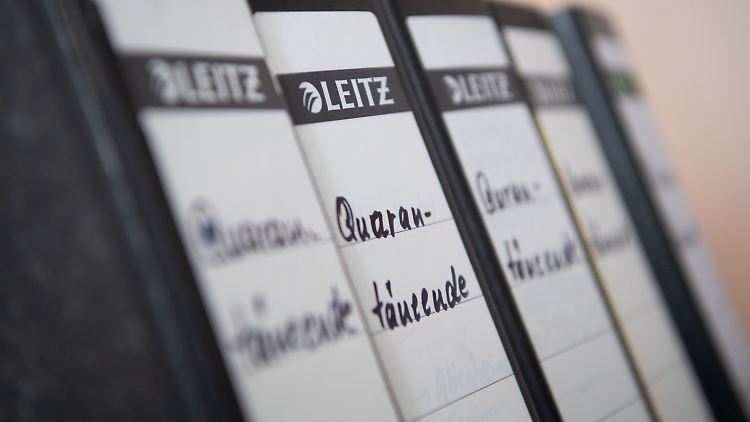 In Krankenhäusern und Pflegeeinrichtungen fallen viele Arbeitskräfte aus. Eine Lockerung der Isolationspflicht könnte die Lage entspannen, hofft die Union.