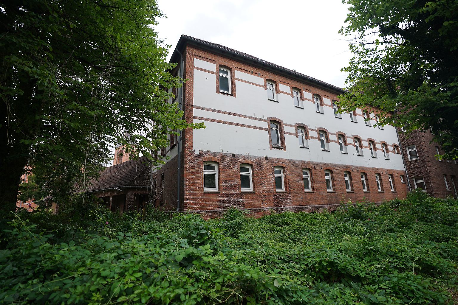 Vor dem dekorativen Backsteingebäude sprießt das Grün, weiße Farbe blättert von der Fassade. Nur wenige Meter entfernt nahm vor gut 100 Jahren eine deutsche Revolution ihren Anfang.