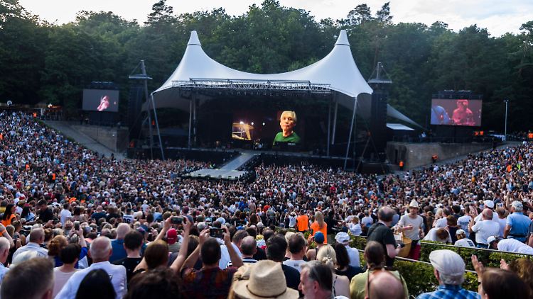 Die Waldbühne war bei dem Konzert, bei dem auch des verstorbenen Charlie Watts gedacht wurde, natürlich restlos ausverkauft.