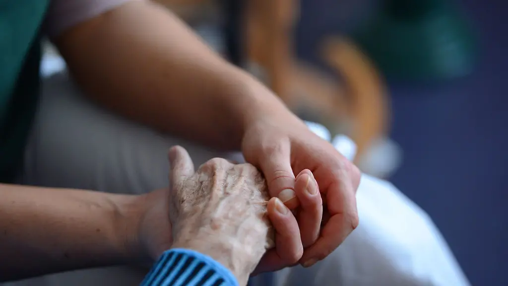 Angehoerige-zu-pflegen-kostet-viel-Kraft-Es-gibt-verschiedene-Moeglichkeiten-sich-dann-zeitweise-von-der-Arbeit-freistellen-zu-lassen