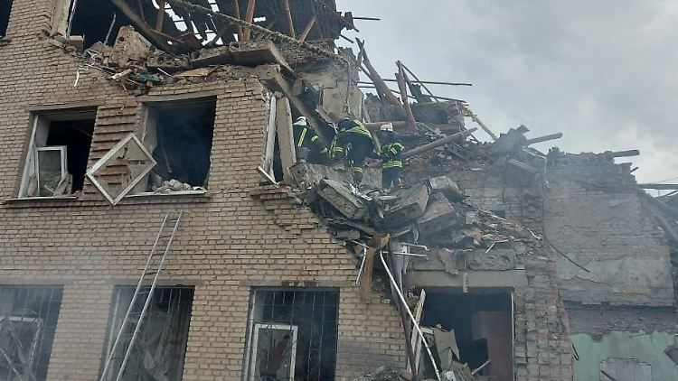 Zerstörte Schule in Mykolaivka: Laut Amnesty International nutzt die ukrainische Armee zivile Einrichtungen.