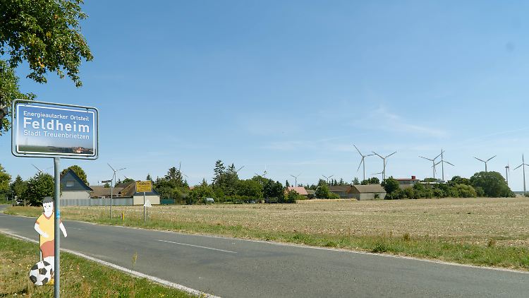 Bereits bei der Einfahrt weist das Ortsschild auf die Besonderheit des Dorfes hin.
