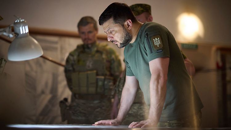 Im Juli reiste Selenskyj in die Oblast Dnipropetrowsk und besuchte die ukrainischen Truppen. 