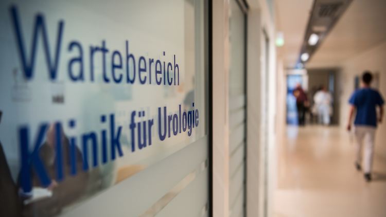 Manche Männer scheuen den Gang in die Urologie - aber zu einer Vorsorgeuntersuchung wird von Ärzten dringend geraten.