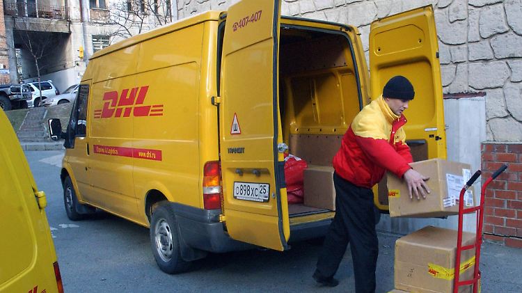 Ein DHL-Kurier in Wladiwostok: Inlandssendungen sollen ab Herbst nicht mehr mit DHL verschickt werden können. 