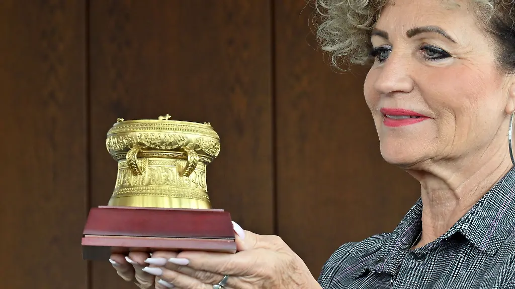 Besonderheiten-finden-sich-auch-unter-den-Gastgeschenken-die-die-Landtagspraesidentin-erhalten-hat