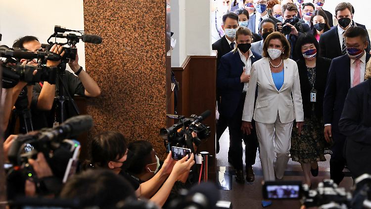 Ein Besuch mit Folgen: Die US-Parlamentssprecherin Nancy Pelosi verlässt das Parlament in Taipeh.
