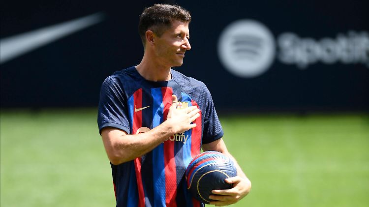 Robert Lewandowski versucht's in Barcelona mit einer Charme-Offensive.