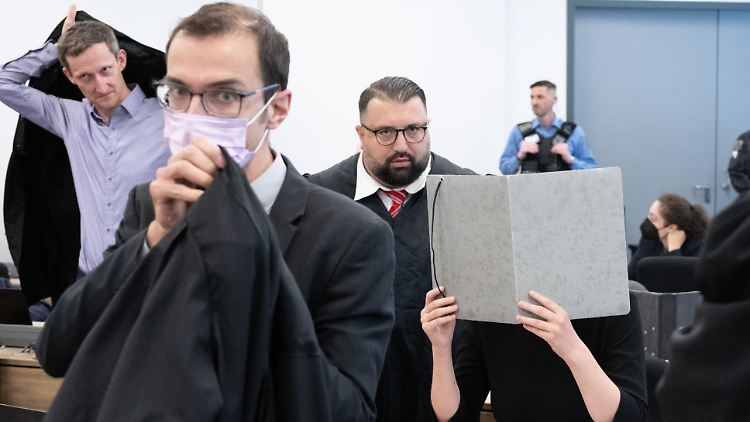 Ein Kronzeuge sagt im Prozess gegen vier Mitglieder der linksextremen Szene in Leipzig aus; diese hätten Angriffe auf Neonazis geprobt. 