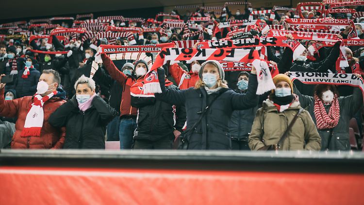 Bei Sportveranstaltungen soll die Maskenpflicht künftig nur entfallen, wenn die letzte Impfung oder eine Infektion weniger als drei Monate zurückliegen, oder ein negativer Corona-Test vorliegt. 