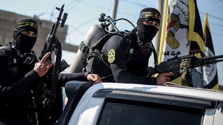 Mitglieder der Saraya al-Quds-Brigaden, die zur Palästinenserorganisation Islamischer Dschihad gehören, nehmen an einer Militärparade teil.