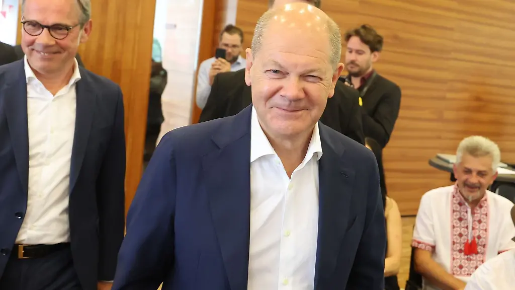 SPD-Wahlkampfauftakt-in-Thueringen-Bundeskanzler-Olaf-Scholz-r-und-Georg-Maier-SPD-Innenminister-von-Thueringen-und-SPD-Spitzenkandidat-beim-Buergerdialog-in-Weimar