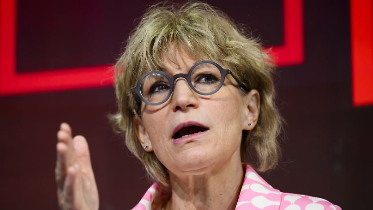 Die Generalsekretärin von Amnesty International, Agnes Callamard, verteidigt den Bericht ihrer Organisation. Die warf der Ukraine vor, mit ihrem militärischen Vorgehen immer wieder Zivilisten zu gefährden.