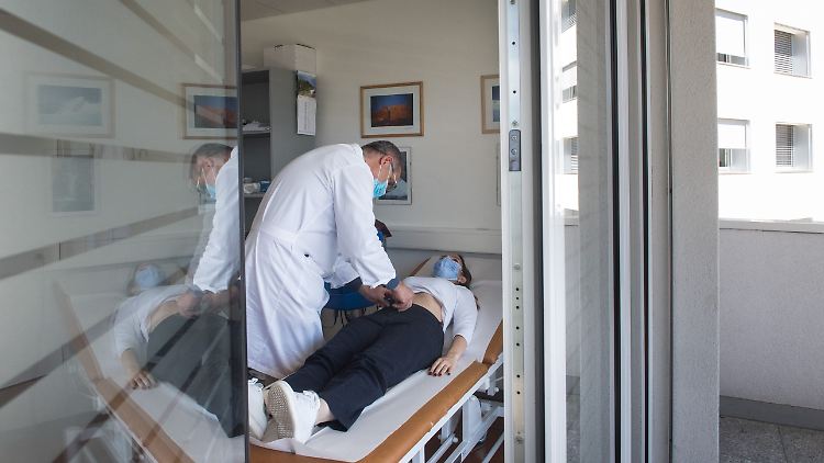 12,7 Prozent derjenigen, die eine Infektion mit dem Coronavirus hinter sich haben, klagen über Folgebeschwerden. (Symbolbild)