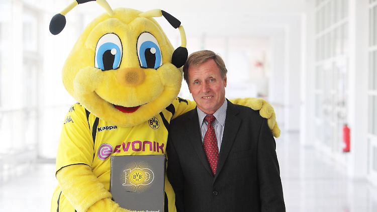 Maskottchen Emma und Sigfried Held (Deutschland) präsentieren 2009 die BVB-Chronik.