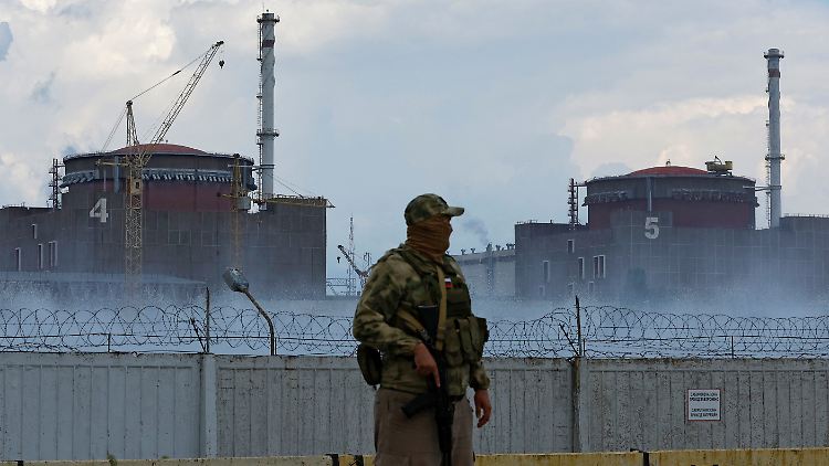 Ein russischer Soldat steht vor dem Atomkraftwerk in der Region Saporischschja.