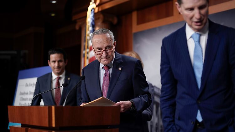 Senatsfraktionschef Chuck Schumer handelte mit Joe Manchin und einer kleinen Gruppe von Senatoren das Paket aus.