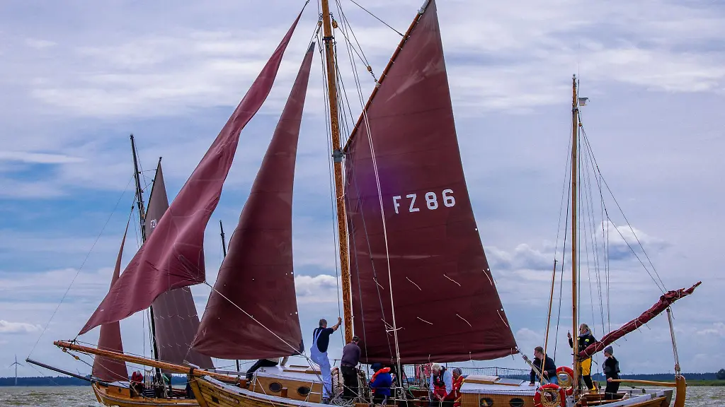 Bei-kraeftigem-Wind-und-Wellengang-wird-die-Regatta-in-drei-Bootsklassen-ausgefahren