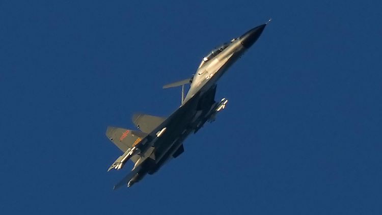 Ein chinesischer Kampfjet während des Manövers. 