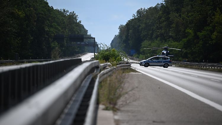 Außerhalb des Sprengplatzes gibt es laut Feuerwehr keine großen Brandherde mehr.