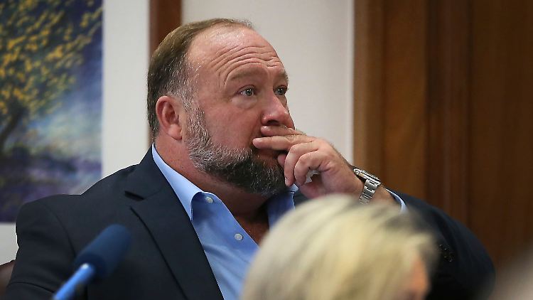 Jones verdiente viel Geld mit seinen Lügen und Behauptungen. Nun muss er hohen Schadenersatz zahlen.
