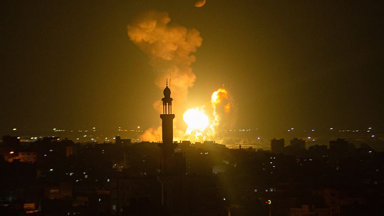 Die Explosionen im Gazastreifen wie hier in Khan Yunis waren weithin zu sehen.