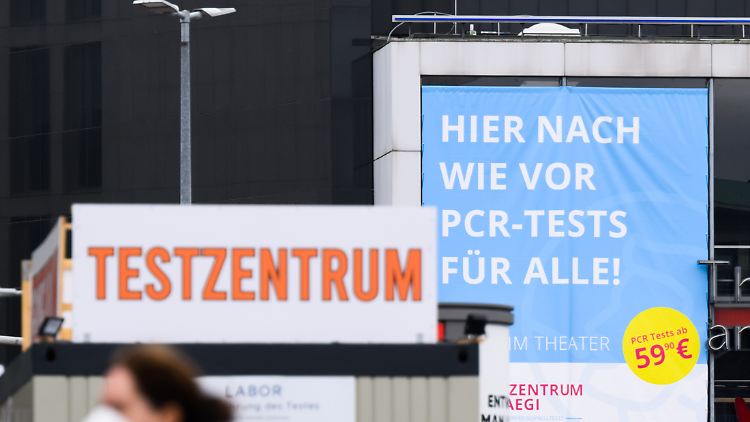 Anfang des Jahres zählte das RKI rund 2,5 Millionen PCR-Tests pro Woche, im Juli waren es nur noch knapp 900.000.