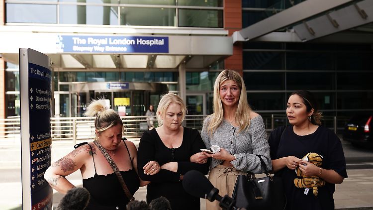 "Er hat bis zum Schluss gekämpft", berichtete Archies Mutter Hollie Dance (2. v.l.) vor dem Krankenhaus in London vom Tod ihres Sohnes.