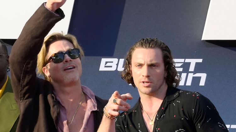 Will "der Welt einfach nur Licht und Freude bringen", Aaron Taylor-Johnson (r.) preist seinen Kollegen Brad Pitt in höchsten Tönen.