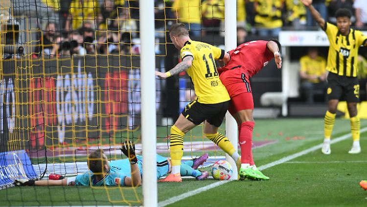 Dortmunds Kapitän Reus stochert den Ball über die Linie.
