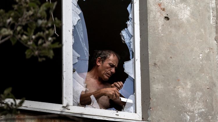 Russischer Artilleriebeschuss hat das Haus dieses Mannes in Kostiantiniwka in der Ostukraine beschädigt. 