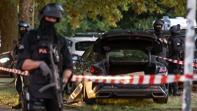 Bewaffnete Polizisten bewachten ein verdächtiges Auto auf Parkplatz E3 am Stadion. Später gab es Entwarnung.