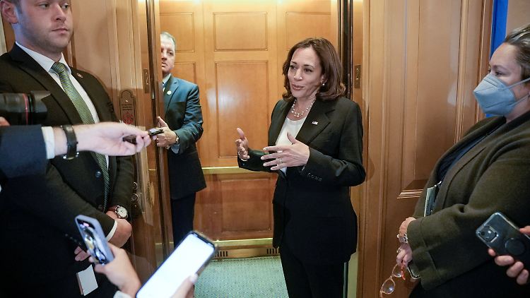 Vizepräsidentin Kamala Harris gab die entscheidende Stimme für das Gesetzespaket ab - ihr Amt erlaubt es ihr, Patt-Situationen im Senat zu entscheiden.