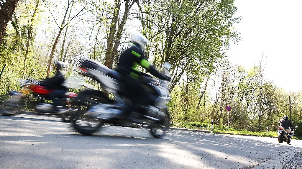 Ein-Motorradfahrer-ist-bei-Bad-Kissingen-schwer-verletzt-worden-Symbolbild