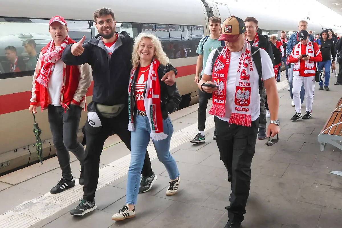Viele-Fans-nahmen-den-Zug-ins-Stadion